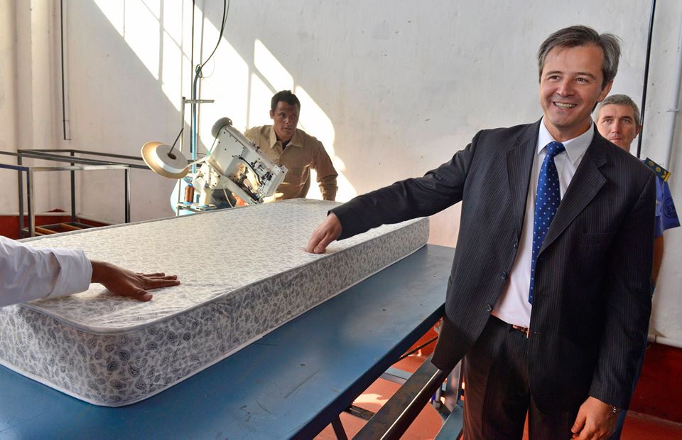 Bahl inauguró la primera fábrica de colchones elaborados en la Unidad Penal de Paraná