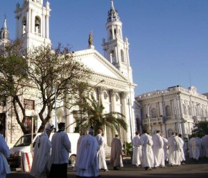 MARCELINO MOYA HA SIDO SEPARADO DE LA ATENCIÓN PASTORAL DE LA COMUNIDAD Y SE LE HA IMPEDIDO EL EJERCICIO PÚBLICO DEL MINISTERIO