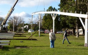 Comenzaron hoy los trabajos de montaje de la estructura del nuevo salón que construye el Club Litoral.