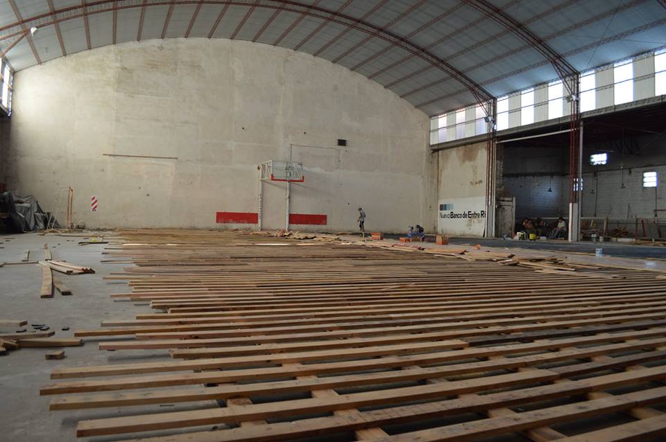 Se construye el nuevo piso de la cancha de básquet de Atlético María Grande