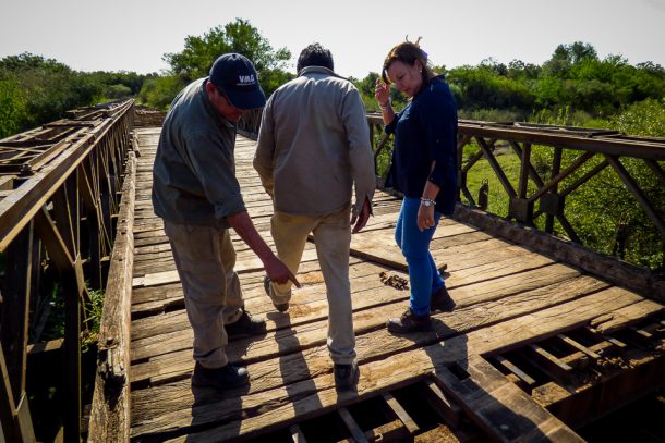 Retiran el bailey y reconstruyen el puente de hormigón sobre Arroyo Pajas Blancas en el departamento La Paz