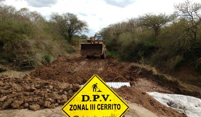 Mejoran la transitabilidad de caminos en la zona de María Grande y Cerrito