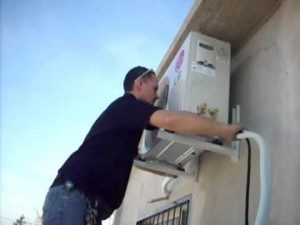 Se colocan aparatos de aire acondicionado en el Hogar Municipal de la tercera edad