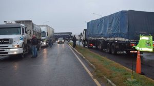 Transportistas de carga protestaron en el cruce de la Ruta Nº 18 y la Provincial Nº 32
