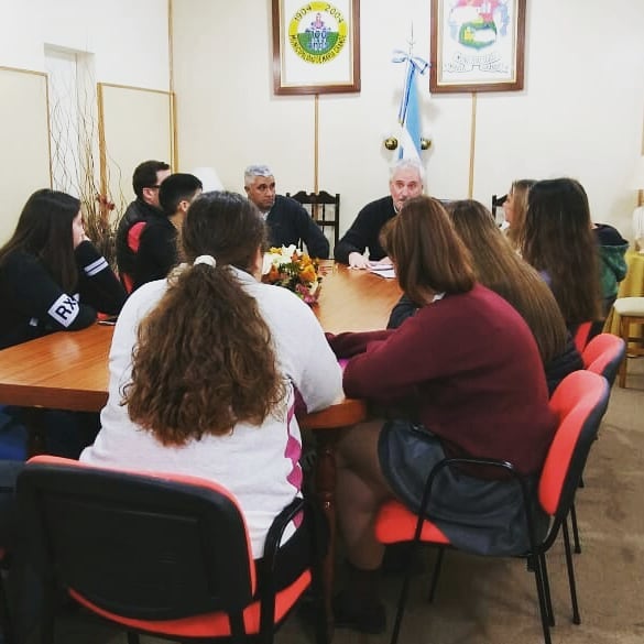 Maín recibo a estudiantes y padres para consensuar organización del Día del Estudiante