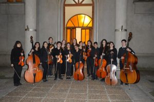 Presentación de la Orquesta Juvenil de cuerdas en la Parroquia local