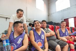 Bahl compartió con los basquetbolistas el primer encuentro para personas con discapacidad