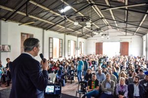 Bahl brindó una conferencia a más de 300 estudiantes universitarios