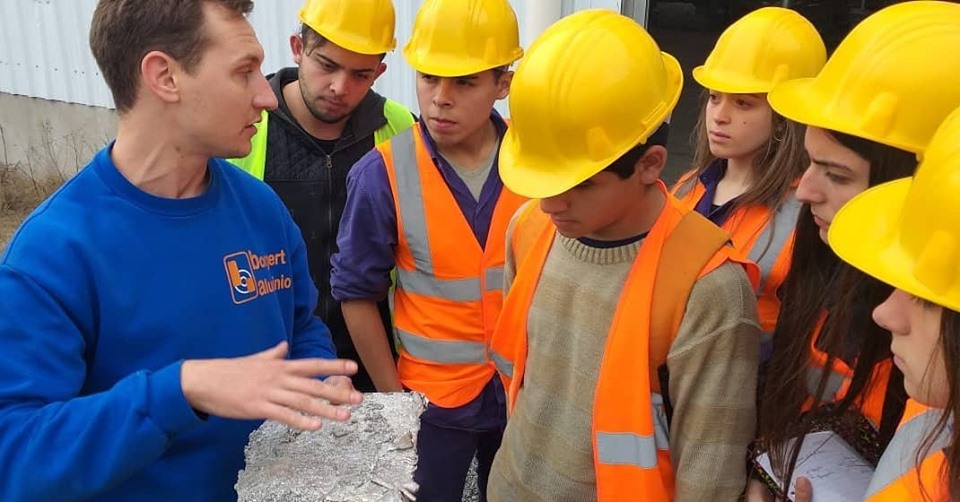 Alumnos de la Escuela Tecnica fueron a ver empresa que recicla alumnio.