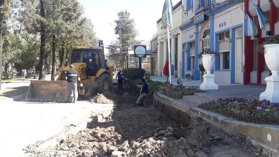 Se reparan cloacas y calles frente al edificio municipal