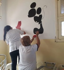 El personal de enfermería del Hospital «Francisco Castaldo» pinta con motivos infantiles la sala de niños