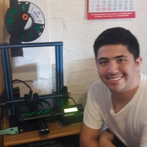 Un joven mariagrandense fabrica protectores visuales a través de impresora 3 D