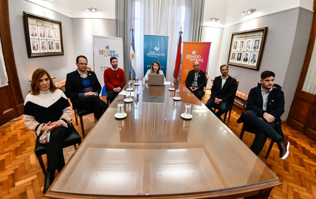 Stratta coordinó aspectos del Senado Juvenil con senadores y directores departamentales de escuelas