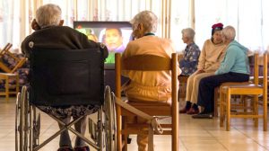 Un equipo de Salud visitará geriátricos para acompañar a los adultos mayores y asegurar las tareas bajo protocolo