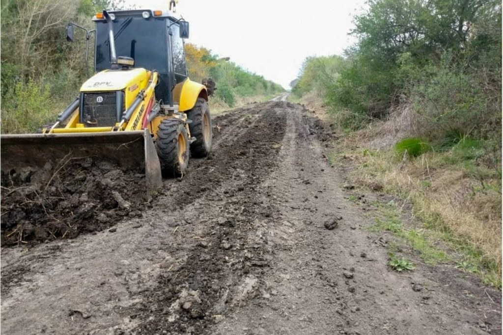 Vialidad trabaja en la reconstrucción de caminos en los departamentos Paraná, La Paz y Nogoyá