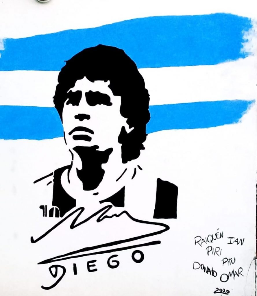 A través de un mural Tabossi le rinde homenaje a Diego Armando Maradona.