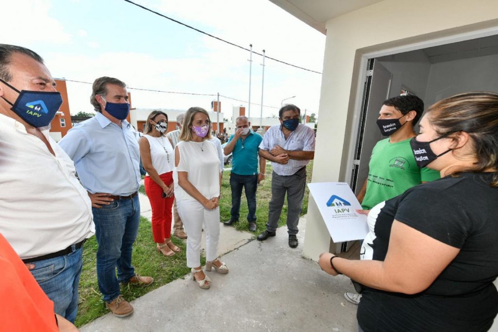 La vicegobernadora Stratta entregó viviendas y aportes en Gualeguaychú junto al intendente Piaggio