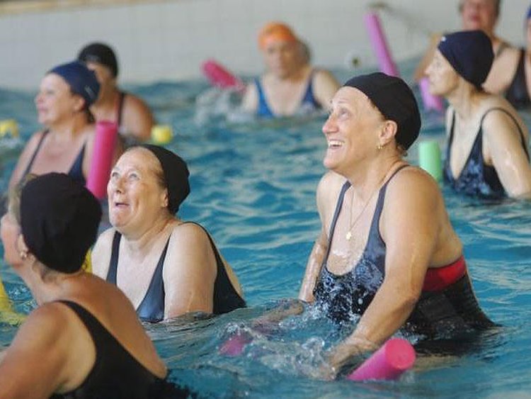 ACTIVIDADES ACUÁTICAS RECREATIVAS PARA ADULTOS MAYORES