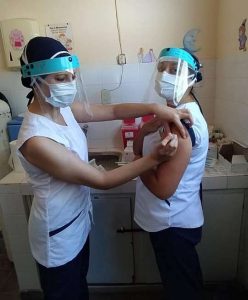 Este lunes, se vacuno contra el COVID a personal de Salud de María Grande
