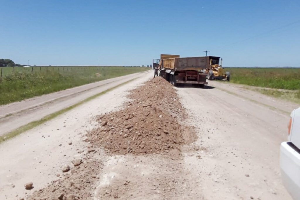 Trabajan en el mejoramiento del camino entre Colonia Merou y la ruta 12