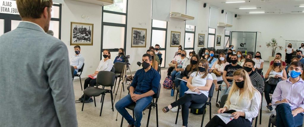 Continúa la firma de contratos entre el Instituto Becario y los transportistas escolares rurales