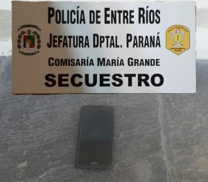 La policia local recupero un celular que una mujer de Paraná habia robado en una estación de servicio