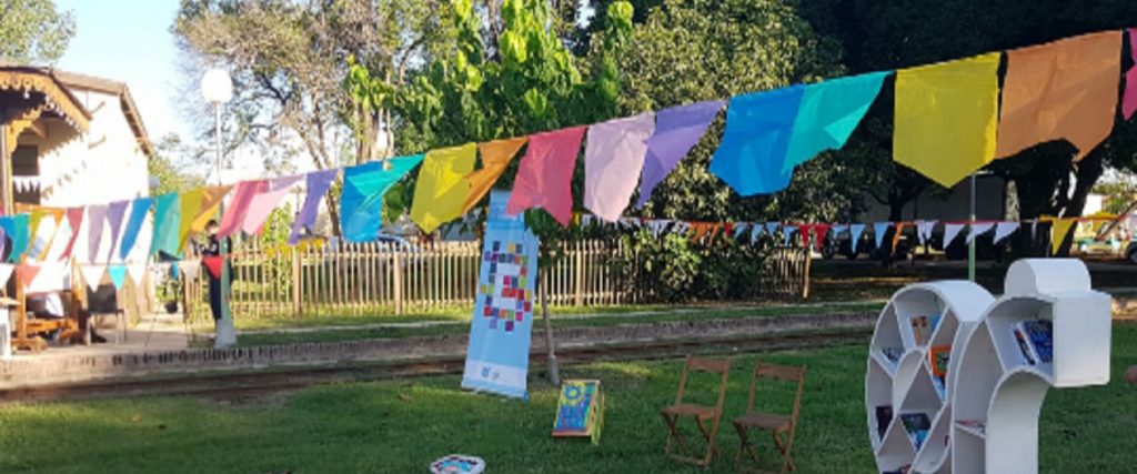 Seis encuentros se llevarán a adelante en distintas zonas de la ciudad de Paraná, tomando como referencias a organizaciones comunitarias donde funcione una biblioteca popular.  Los encuentros serán los días miércoles a partir de las 15, y dieron inicio este 14 de abril. El bibliomóvil de la ConabipP, cedido en comodato a la Secretaría de Cultura de la provincia, llevará propuestas lúdicas y artísticas con el fin de sensibilizar en la promoción de la lectura a la población paranaense.  En este sentido, la secretaria de Cultura de Entre Ríos, Francisca D´Agostino dijo que “seguir articulando acciones con los distintos territorios de la provincia, y en este caso Paraná, es llevar adelante lo que nos proponemos como gestión: dar posibilidades en los imaginarios de las personas, sobre todo los más jóvenes a partir del arte y la cultura, en este caso desde la literatura”.  Cronograma:  14 de abril a las 15.30 en la Biblioteca Pedro Lemebel barrio El Sol  28 de abril a las 15 en la Biblioteca Laura Vicuña barrio Los Arenales  12 de mayo a las 15 en la Biblioteca Popular Colibrí  26 de mayo a las 15 en la Biblioteca Popular Caminantes Bº Los Gobernadores  9 de junio a las 15 hs en la Biblioteca del barrio AATRA  23 de junio a las 15 en la Biblioteca Popular de Paraná