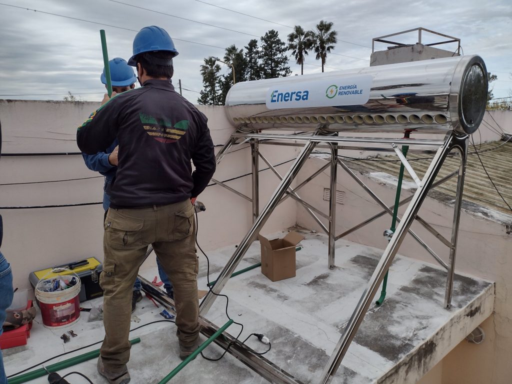 LA EMPRESA ENERSA, INSTALÓ DOS TERMOTANQUES SOLARES EN EL HOGAR MUNICIPAL DE LA TERCERA EDAD