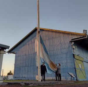 SIN ACTOS POR EL 25 DE MAYO, EL  INTENDENTE SOLARI IZO LA BANDERA EN LA PLAZA DEL CENTENARIO