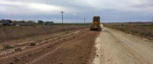 Ejecutan tareas de mantenimiento en caminos de uso productivo del departamento Paraná