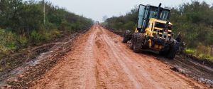 Trabajan en la reconstrucción de caminos de Lucas Sur Segunda