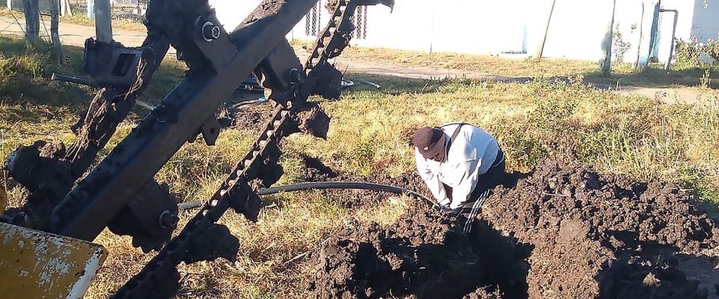 Trabajan en la ampliación de la red de agua potable en una zona de Yeso Oeste