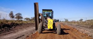 Trabajan en la conservación de caminos productivos del departamento Concordia