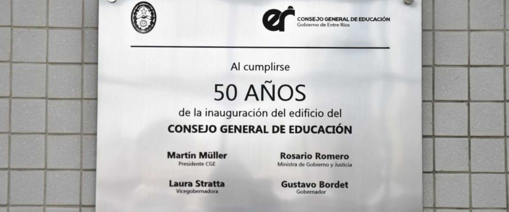 Descubren placa conmemorativa por los 50 años de la inauguración del edificio del CGE