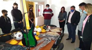 Entrega de materiales deportivos a la escuela Secundaria de El Pingo