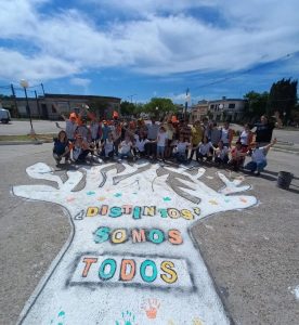 Alumnos y docentes de la Escuela 17, realizaron una pintada por el mes de la inclusión
