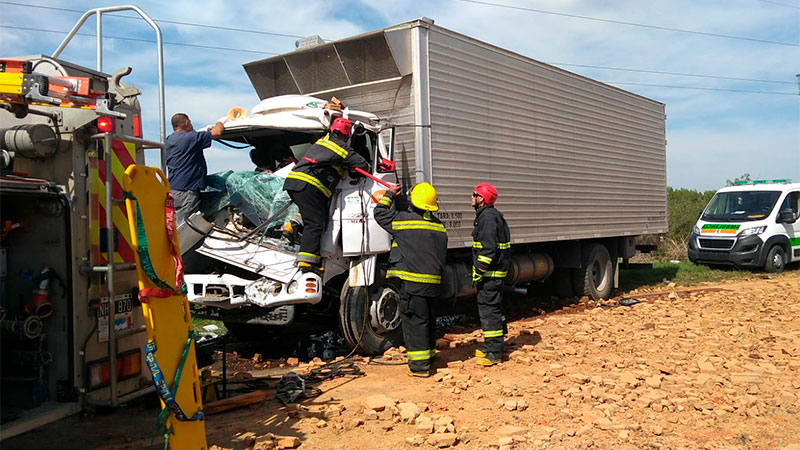 Dos camiones chocaron sobre la Ruta 12, entre Cerrito y el ingreso a Aldea San María