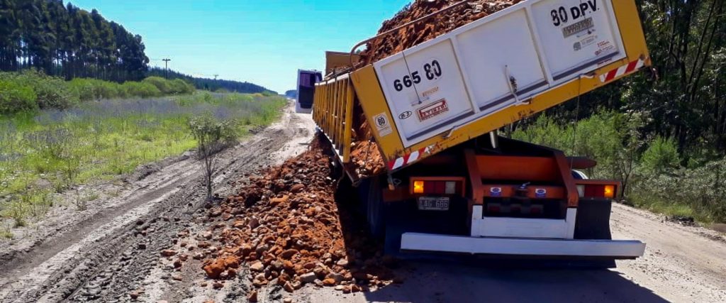 Mejoran caminos de Colonia Tunas en el departamento Federación