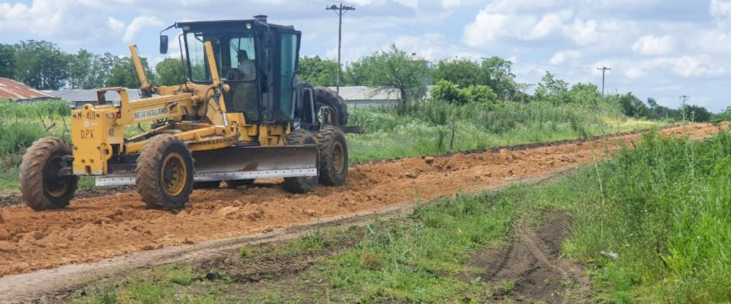 Trabajan en el embrozado de un camino productivo del departamento Uruguay