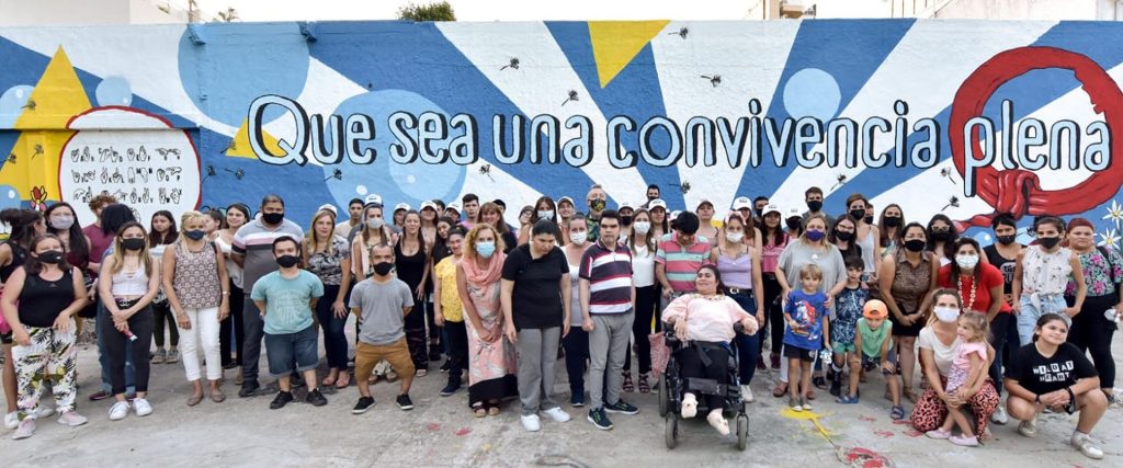 Inauguraron en la Plaza Elio Leyes un mural colectivo que resalta el valor de la convivencia plena