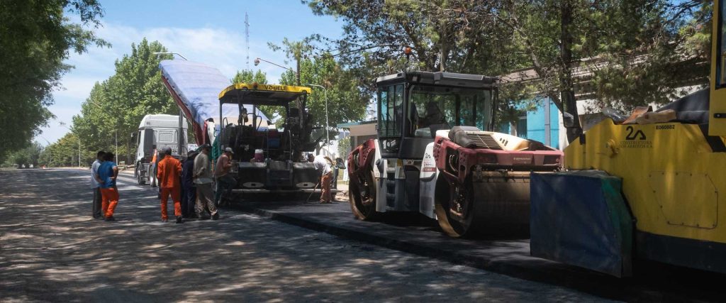 Repavimentan un tramo de la ruta que une Racedo con Crespo