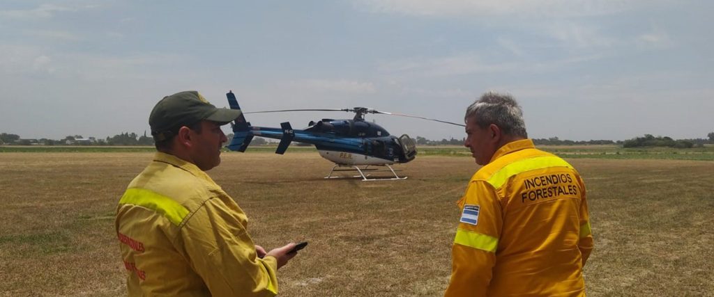 Más de 35 brigadistas combaten por aire y tierra los focos de incendio en islas frente a Rosario