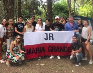 Solari y otros dirigentes radicales junto a los jóvenes que participan del campamento en Villa Urquiza