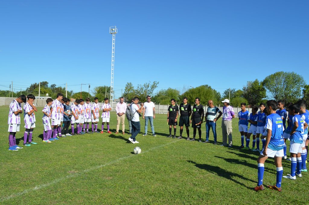 En una soleada tarde sobre la región, dio comienzo el fútbol infantil