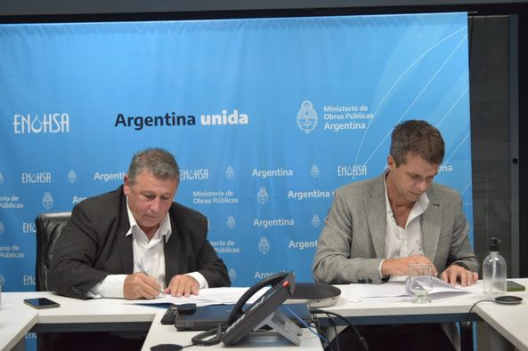 FIRMA DE CONVENIO ENTRE MUNICIPIO Y EL ENOHSA POR OBRA DE AGUA POTABLE PARA EL PINGO