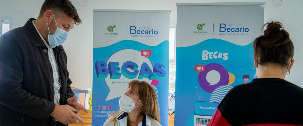 El Becario intensifica su atención itinerante para tramitar becas secundarias