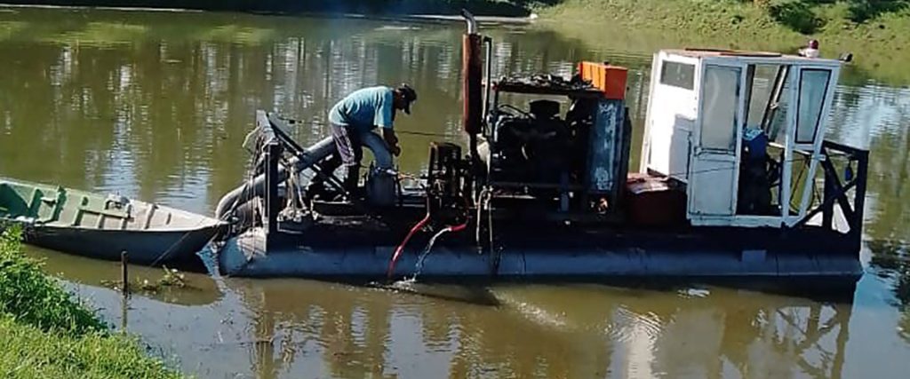 Trabajos de limpieza en lagunas de Herrera y Urdinarrain