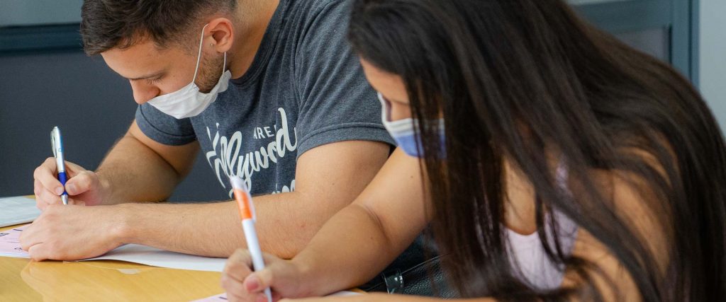 A través del Becario, estudiantes realizarán prácticas en un laboratorio de medicamentos