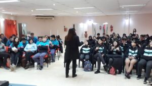 Charla del Becario sobre orientación vocacional con alumnos del Instituto Maria Grande