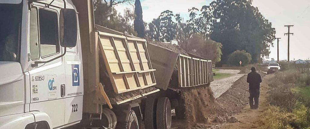 Trabajan en el mejoramiento de caminos productivos del departamento Paraná